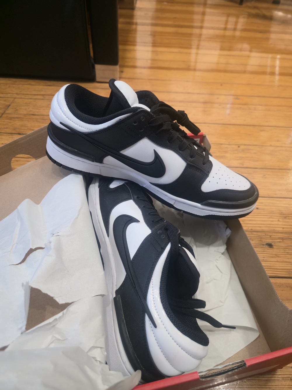 Nike Men’s Black/White Low-Top Sneakers